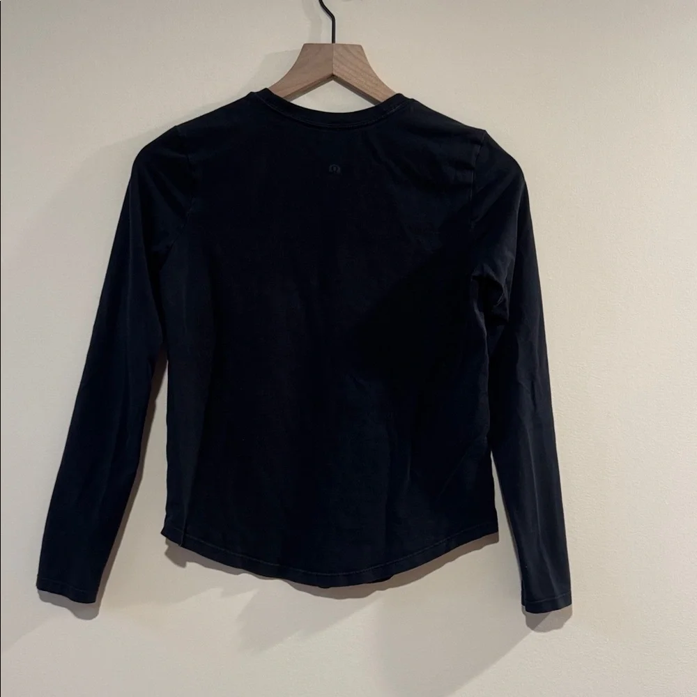 Lululemon Tight Long-Sleeve Shirt size‎ 2